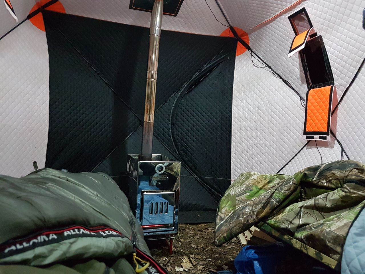Зимняя палатка с печкой для ночевки
